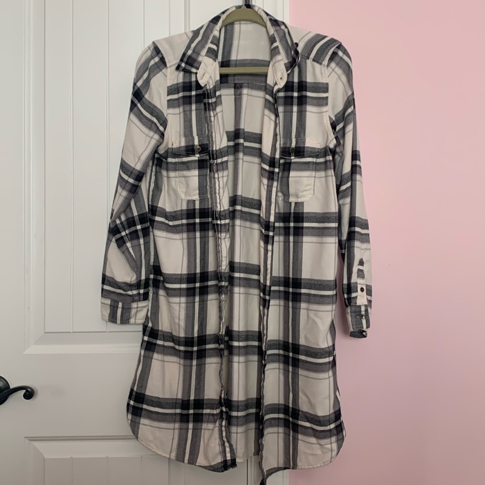American Eagle black and white flannel. Flowy material cottage core. Soft fabric